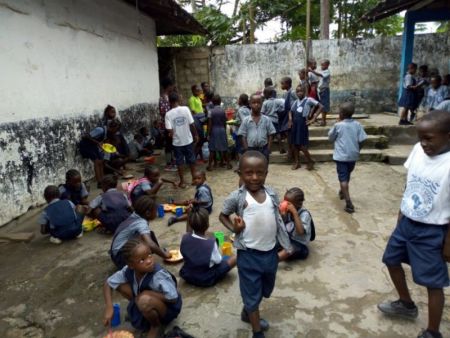 FeedingProgramm 05 06 19-kids eating (1)